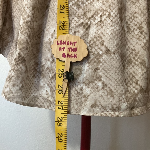 Ann Taylor Size XS snake print light brown 3/4 sleeves blouse. 100% polyester. - Picture 4 of 10